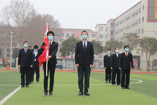 老师担任旗手商丘为高三学生进行视频宣誓