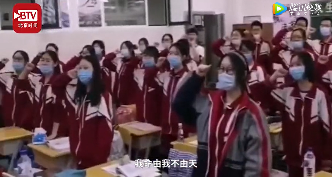 放学后回家上网络课！高三学生喊着口号 含泪离开了学校 高考怎么样？